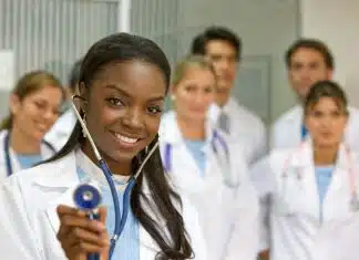 Qui gagne le plus médecin ou pharmacien ?