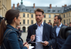 Jeune journaliste interviewant un politicien devant l assemblee nationale