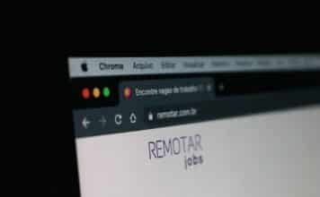 Optimisez vos liens avec Lienmini : tout ce que vous devez savoir sur son utilisation a computer screen with a remote control on it